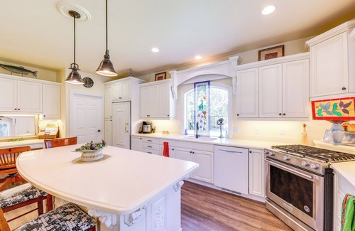 Libby House | Couples Retreat: Lake Access & Walk to Happy's Inn