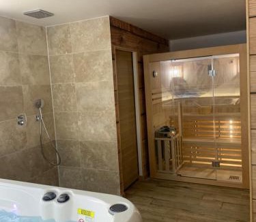 Annemasse Hotel | Courchevel Room avec jacuzzi et sauna privatif
