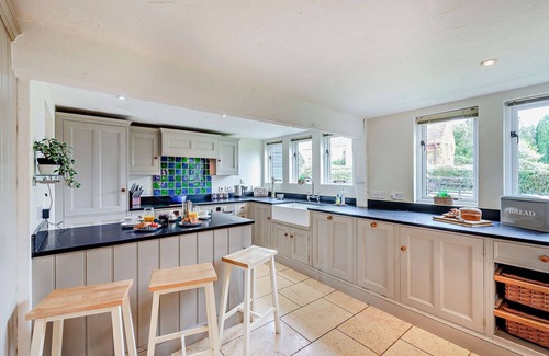 Warbleton House | Court Lodge is a substantial and picturesque twin roundel oast house set in pretty gardens within th