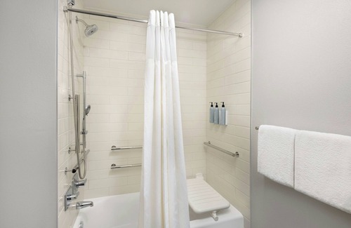 Springfield Hotel | Courtyard by Marriott Springfield Airport