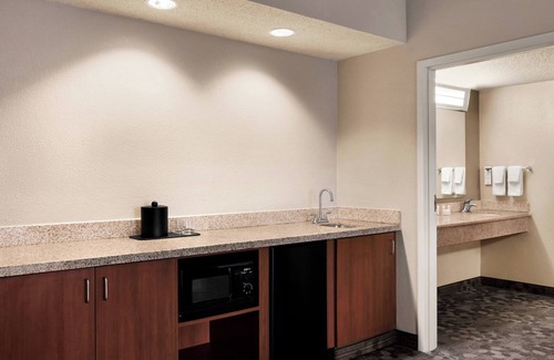 Tulsa Hotel | Courtyard by Marriott Tulsa Central
