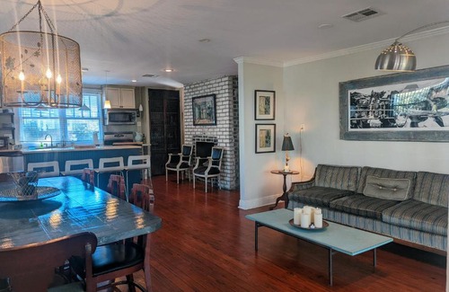 Broadmoor House | Courtyard Hideaway