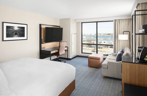 Downtown Portland Hotel | Courtyard Portland Downtown/Waterfront