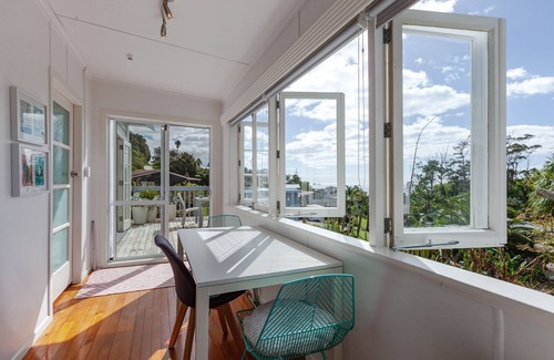 Cable Bay Cottage | Cove Cottage By The Beach