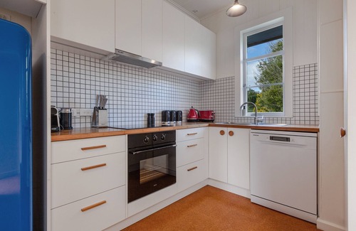 Cable Bay Cottage | Cove Cottage By The Beach