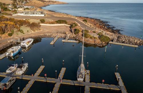 Penneshaw Apartment | Cove Landing Marina Apartment 2 SS James Comrie Sleeps 4