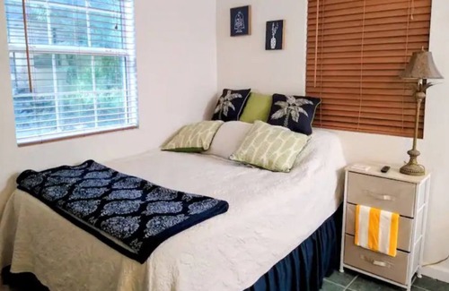 Fort White House | "Cowboy's Cabana" - Detached Suite w/ Pool & Porch