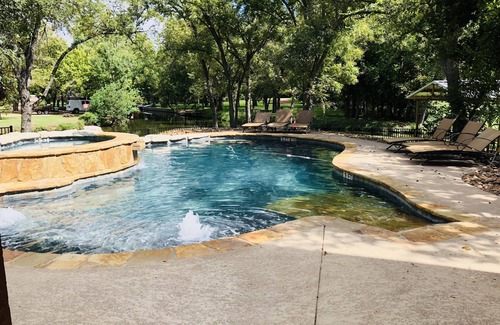 Marble Falls Cabin | Cowboys Cove: Rustic Charm Meets The Lakeside!