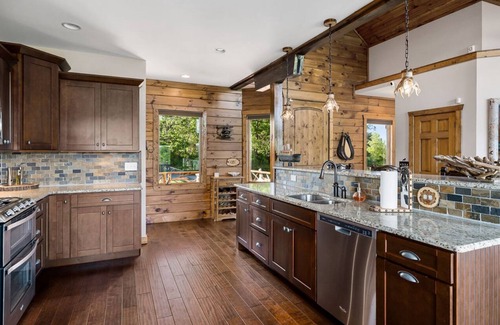 Smithville Cabin | Cowhide Cabin Lake Views Hot Tub