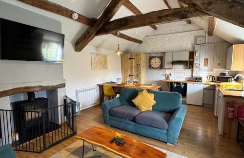 Bryn-crug House | Cowshed Cottage with Log Burner & Shared Dog Field