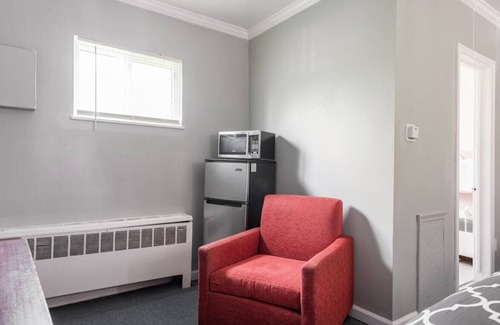 Riverview Apartment | Cozy Private Room with Bath| Sleeps 4| Free parking