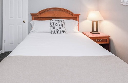 Riverview Apartment | Cozy Private 2 Bedroom with Bath | Free parking