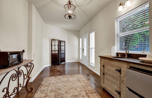 Fredericksburg Cottage | Cozi Cottage With Hot Tub! - 2 Min to Wineries!