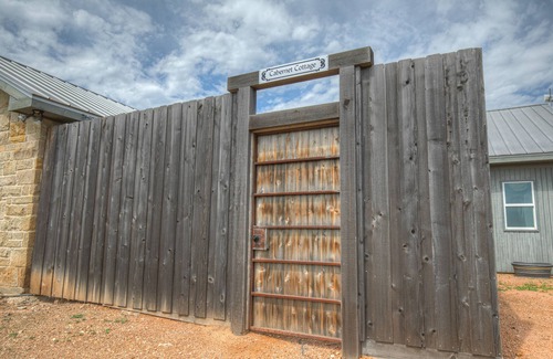 Fredericksburg Cottage | Cozi Cottage With Hot Tub! - 2 Min to Wineries!