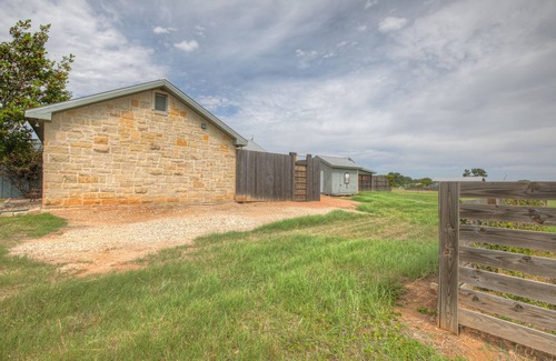 Fredericksburg Cottage | Cozi Cottage With Hot Tub! - 2 Min to Wineries!