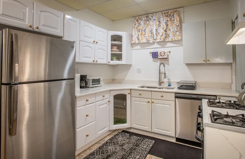 Grand Boulevard Apartment | Cozy 1-2 BR APT w/fireplace & Patio/Deck