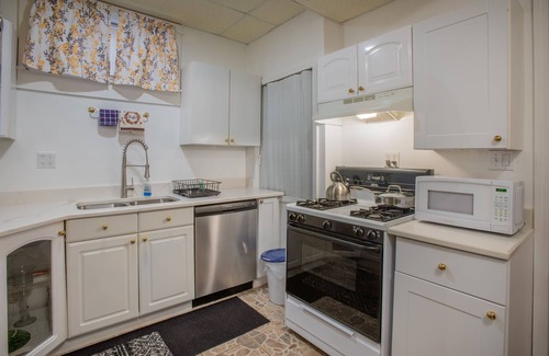 Grand Boulevard Apartment | Cozy 1-2 BR APT w/fireplace & Patio/Deck
