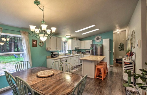 Oyehut-Hogans Corner House | Cozy 1 acre lot just 0.5 miles from Ocean Shores Beach w/Airstream & Hot Tub!