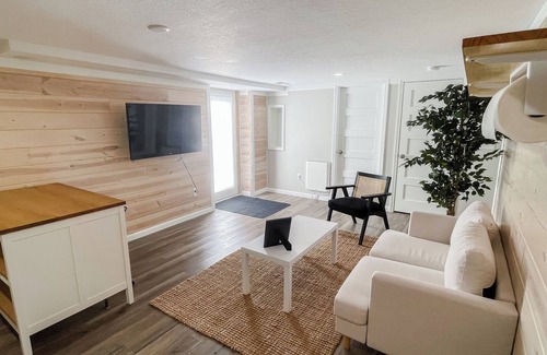 Osseo Apartment | Cozy 1 bd Modern Suite in gorgeous Osseo