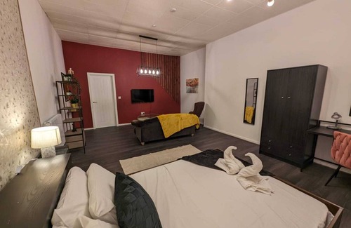 Bury Apartment | Cozy 1 Bed Apartment with Kitchen in Town