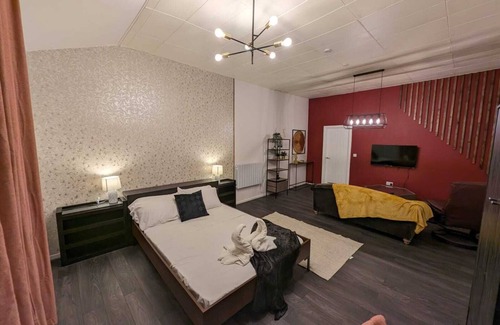 Bury Apartment | Cozy 1 Bed Apartment with Kitchen in Town