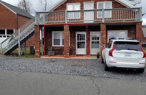 West Jefferson Apartment | Cozy 1-bedroom apartment with WiFi, AC in adorable West Jefferson