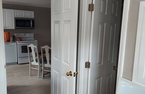 Seven Oaks Apartment | Cozy 1-bedroom apartment in charming Columbia with AC, WiFi and sun room.