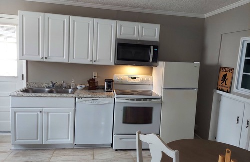 Seven Oaks Apartment | Cozy 1-bedroom apartment in charming Columbia with AC, WiFi and sun room.