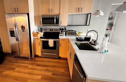 Madison Apartment | Cozy 1-bedroom apartment for yourselfin the middle of downtown with gym, pool