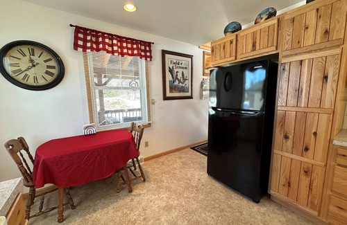 Ironwood Cabin | Cozy 1-bedroom cabin with AC, WiFi & garage in charming Ironwood