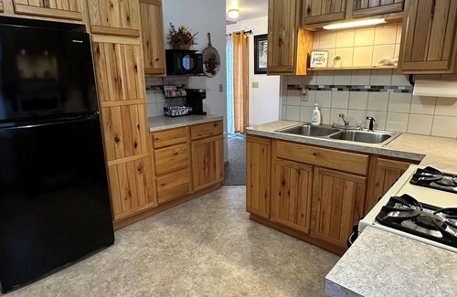 Ironwood Cabin | Cozy 1-bedroom cabin with AC, WiFi & garage in charming Ironwood