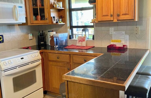 Kailua-Kona Condo | Cozy 1-bedroom condo in Ocean Front Complex, 2 Lanai's and WiFi in Kailua-Kona.