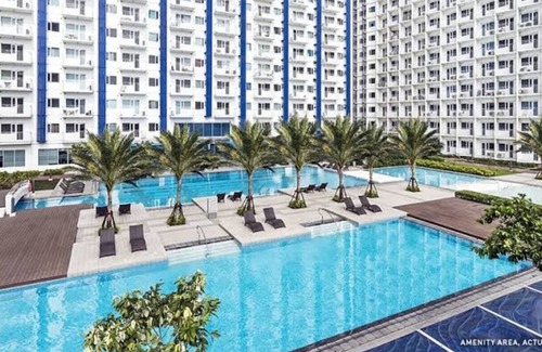 Makati Central Business District Condo | Cozy 1-bedroom condo in lovely Makati with Pool and City view, WiFi and Netflix