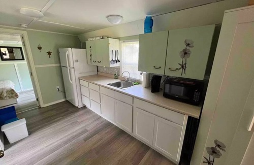 Kings County Cottage | Cozy 1 bedroom cottage, short walk from the baynn