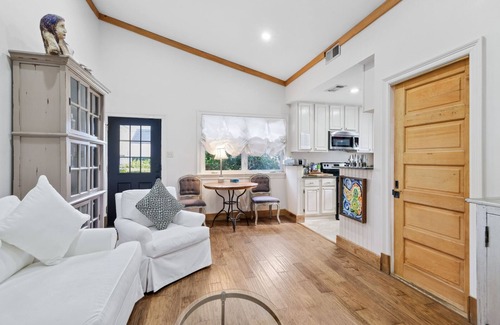 Carrollton House | Cozy 1 Bedroom Double Right off St. Charles!