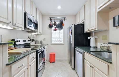 Carrollton House | Cozy 1 Bedroom Double Right off St. Charles!