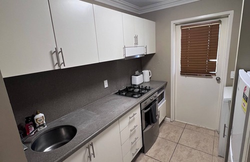 Emerald House | Cozy 1-bedroom fully furnished unit in marvelous Emerald with WiFi, AC, Laundry