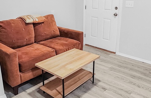 Kenmore House | Cozy 1-bedroom Guest house with AC, WiFi in charming Kenmore