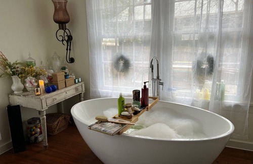 Livingston House | Cozy 1-bedroom house with WiFi and AC in charming Livingston