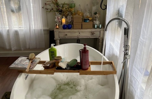 Livingston House | Cozy 1-bedroom house with WiFi and AC in charming Livingston