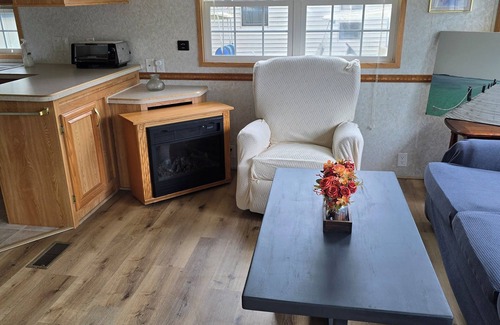 Pierceton House | Cozy 1-bedroom mobile home with AC and WiFi in charming Pierceton