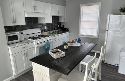 East Hazel Crest Apartment | Cozy 1-Bedroom Apartment Near I-80 – Perfect for Professionals & Long Stays