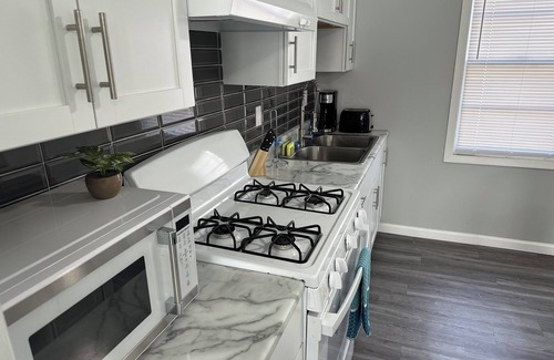 East Hazel Crest Apartment | Cozy 1-Bedroom Apartment Near I-80 – Perfect for Professionals & Long Stays