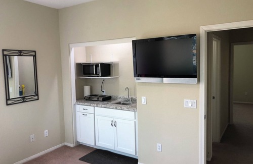 Lancaster Apartment | Cozy 1-bedroom with AC and WiFi in charming Lancaster.