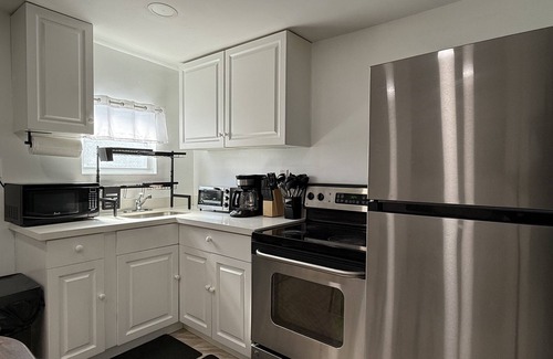 Opa-Locka House | Cozy 1 BR Miami Guesthouse: Free Parking, WiFi, Private Entry, Central Spot