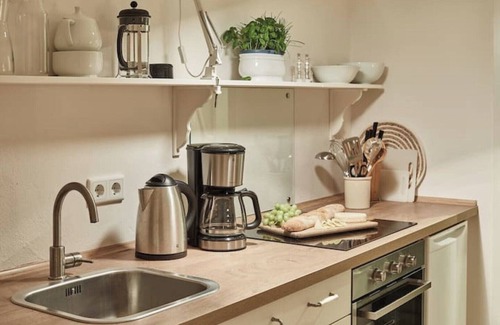 Barkelsby Apartment | Cozy 1-room plane tree apartment