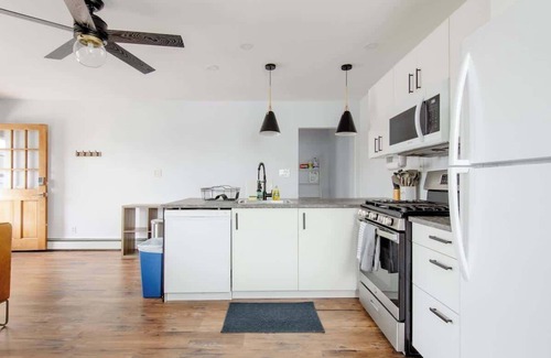 Wilmington House | Cozy 1B Apt w/fireplace, full kitch & off str PK