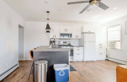 Wilmington House | Cozy 1B Apt w/fireplace, full kitch & off str PK