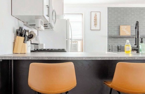 Wilmington House | Cozy 1B Apt w/fireplace, full kitch & off str PK