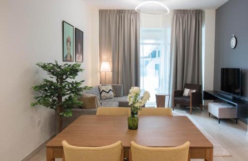 Bur Dubai Apartment | Cozy 1BR Apart With Pool And Gym 10mins Away By drive to DXB Airport